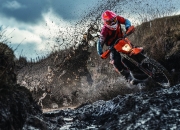 开云下载-南粤烽火熄，金州神射起，双城记下的竞技唯一性