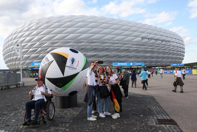 德国足球文化展览引发观众热情