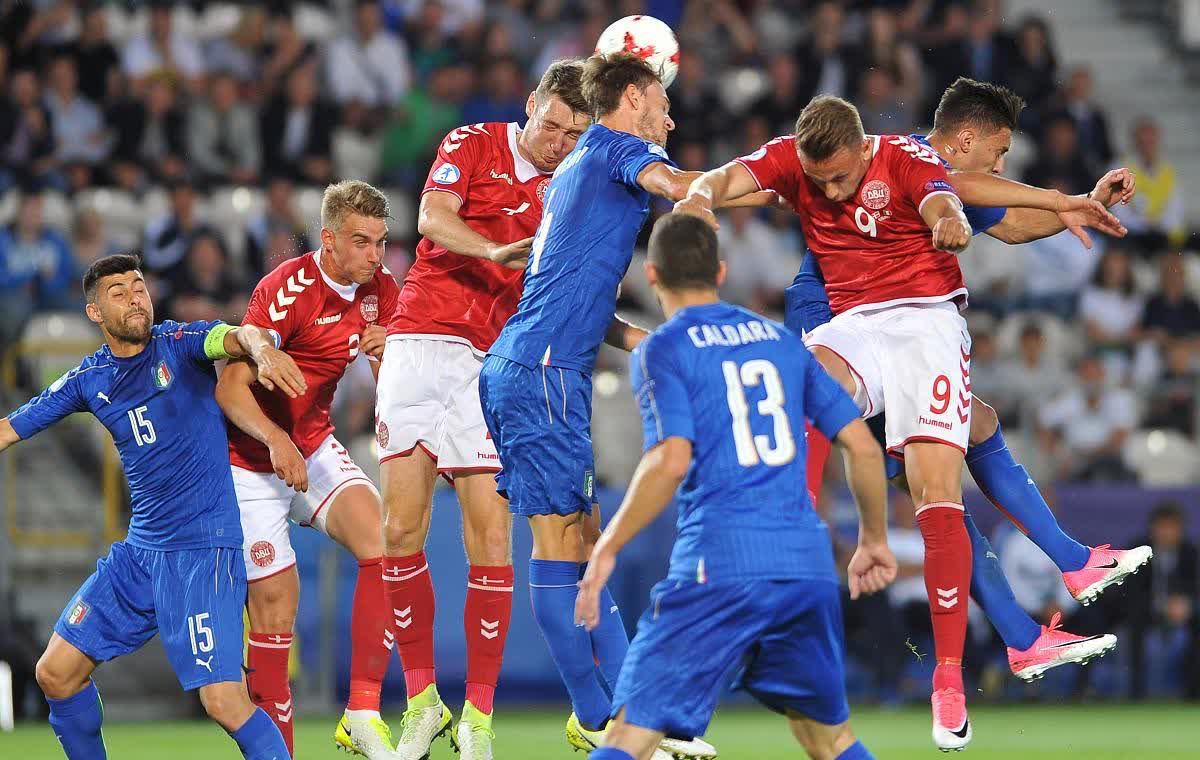 关于赛场争议不断，球迷激情如火的信息