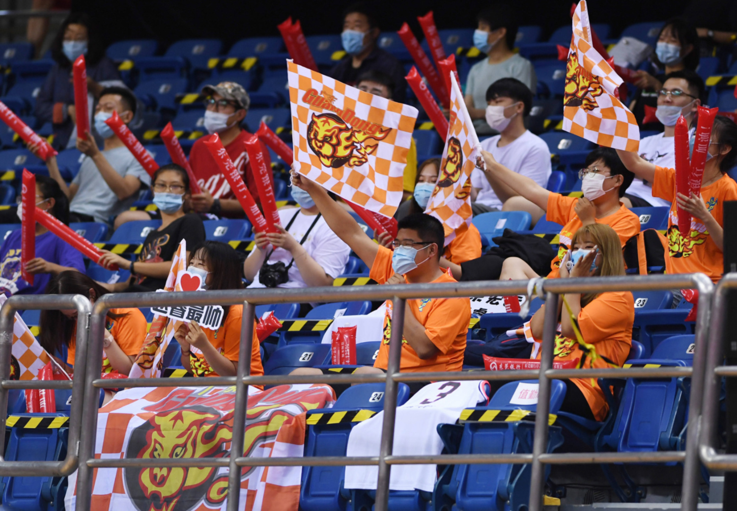 关于赛场争议不断，球迷激情如火的信息