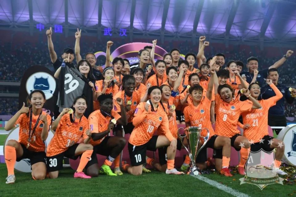 包含勇夺冠军：女足选手比赛中展现出色的词条