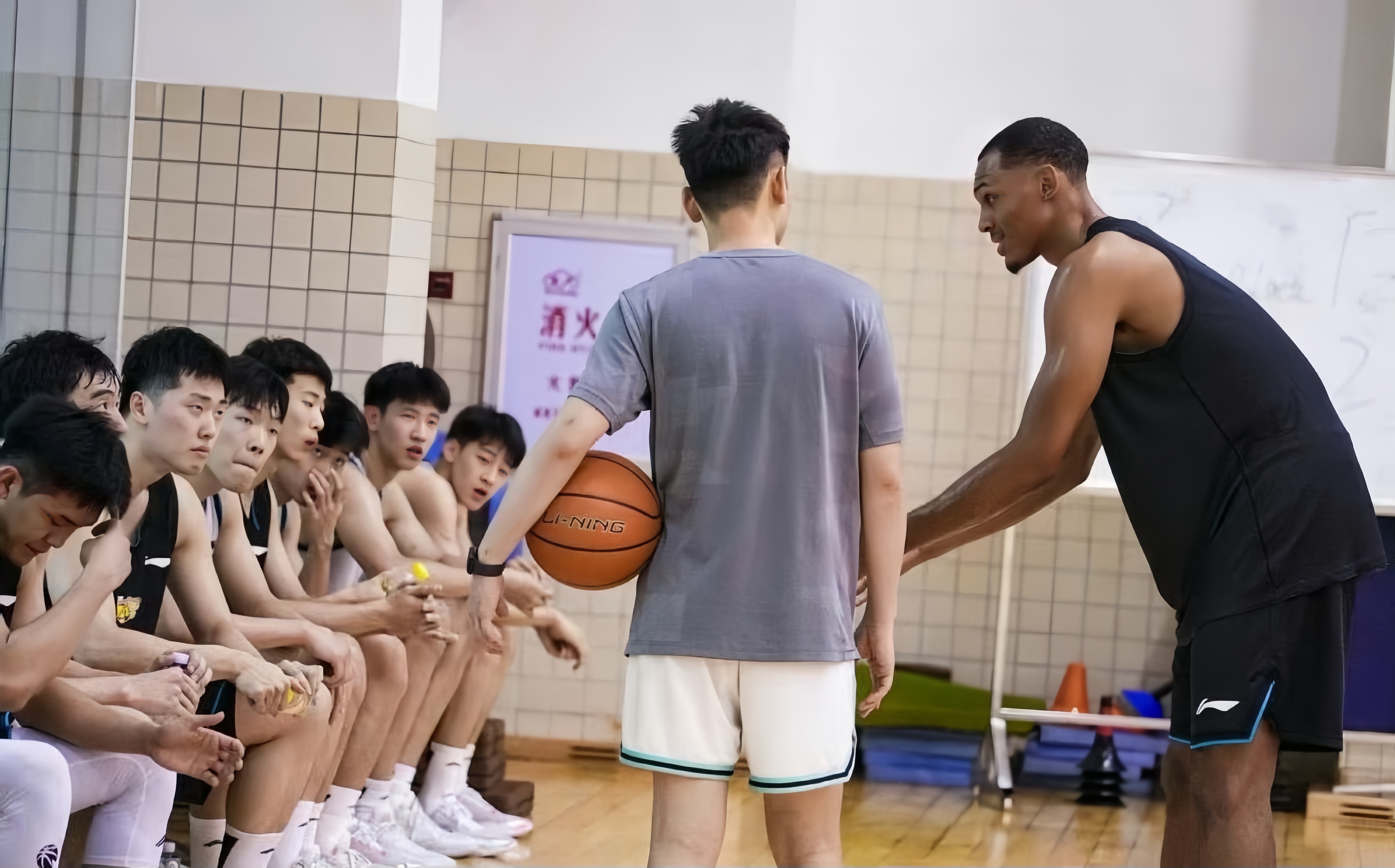 包含广东队准备参加全明星赛展示球技的词条