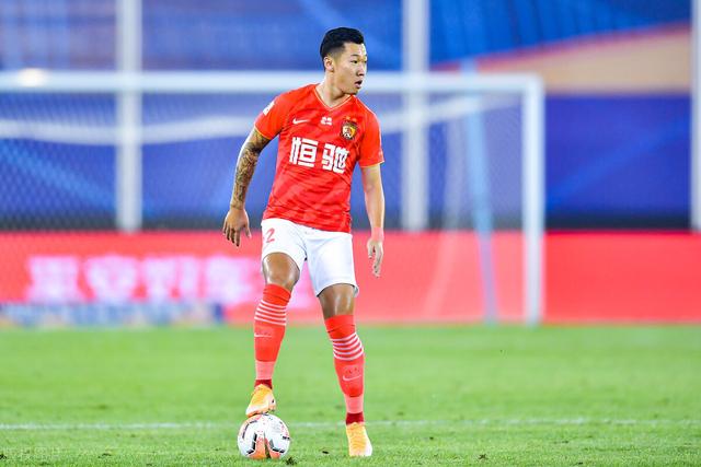 包含恒大发布战术海报，球迷期待奇兵出击，更换首发的词条