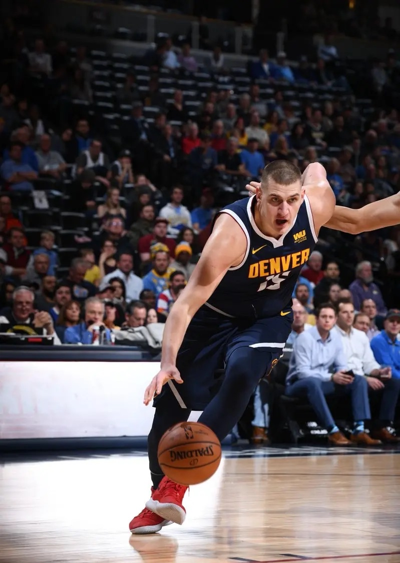 鹈鹕强势波兰男篮，约基奇三分雨点燃全场的简单介绍