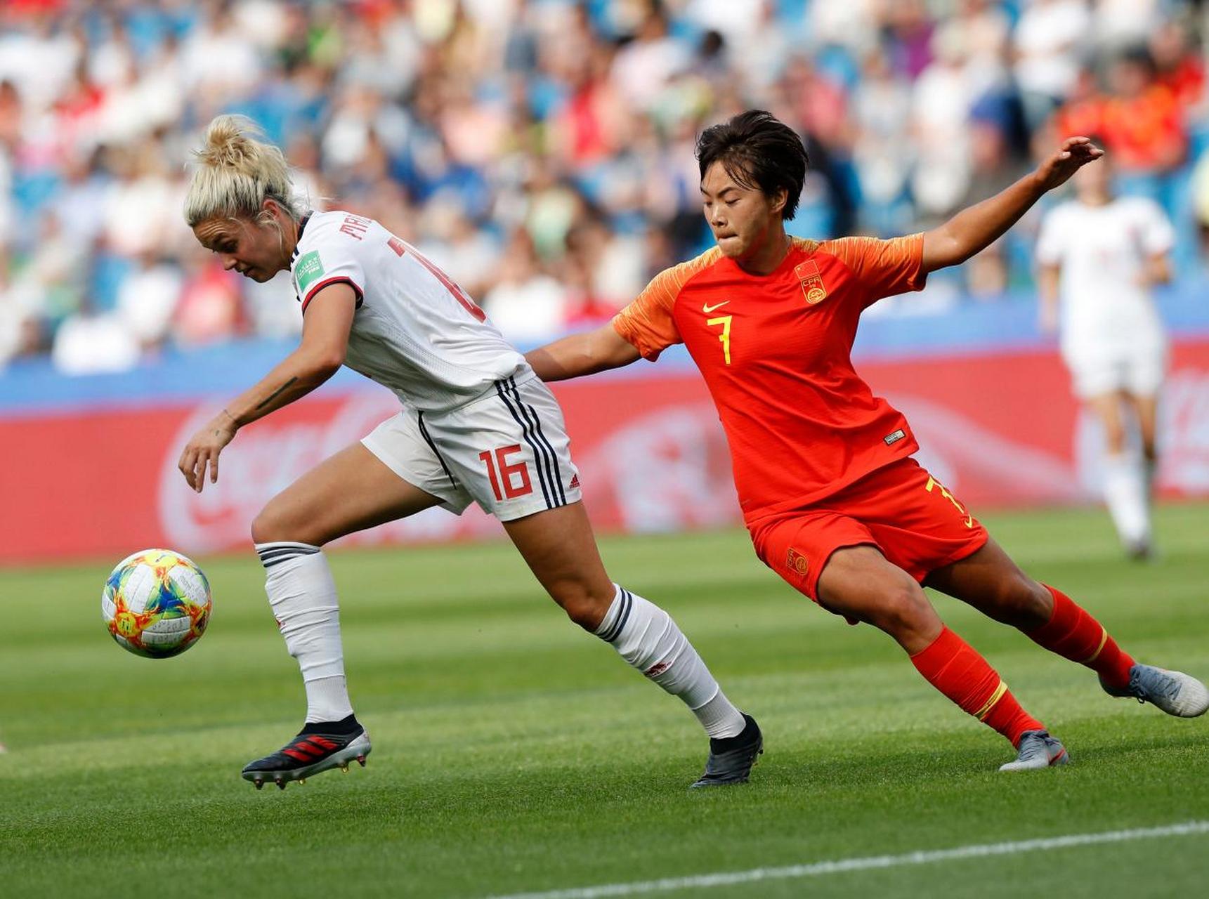 包含势均力敌：女足比赛上演角力之美的词条