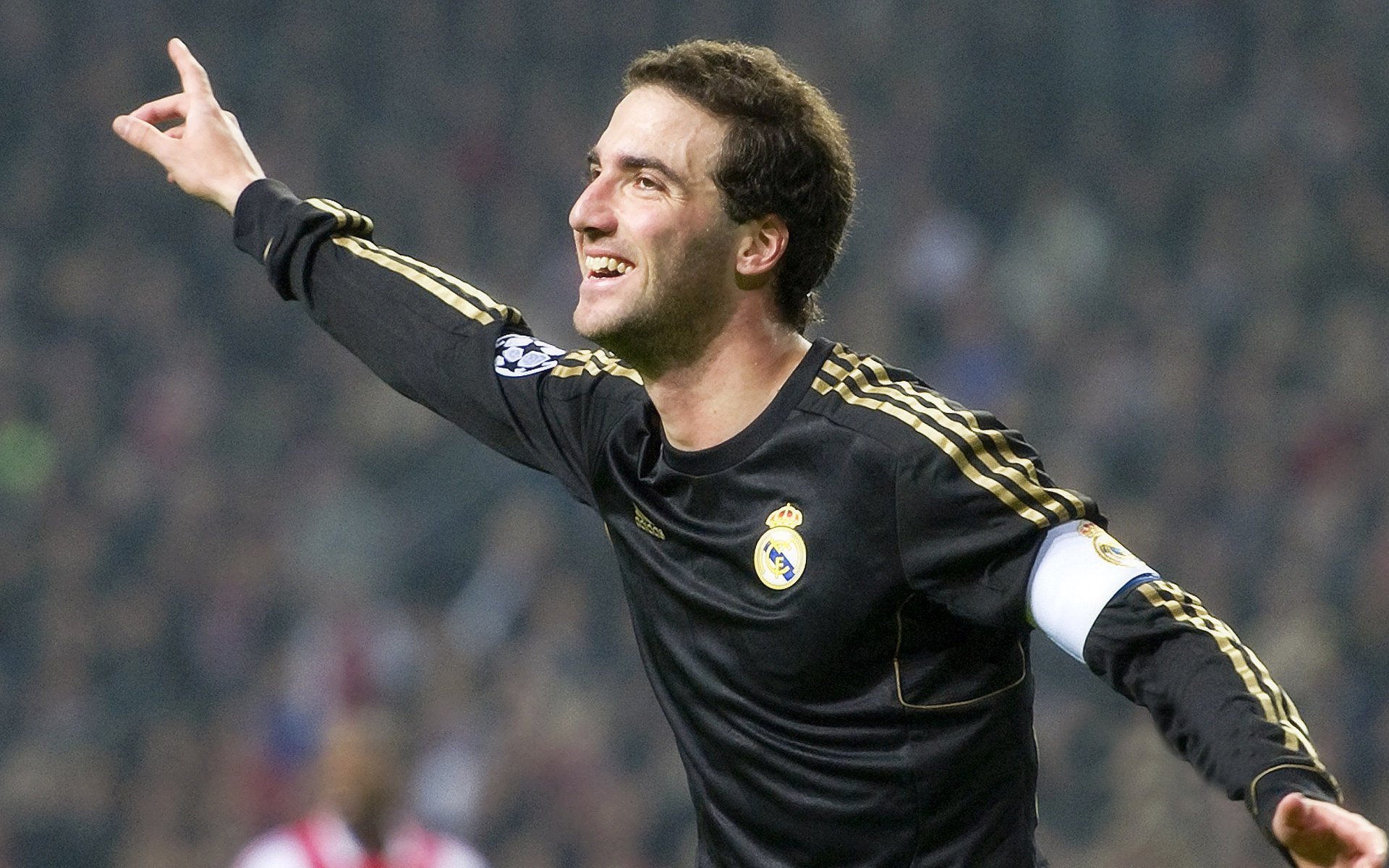 当大黄蜂遇上女神，萨拉赫的舞台法则—欧冠之夜，愈大愈强