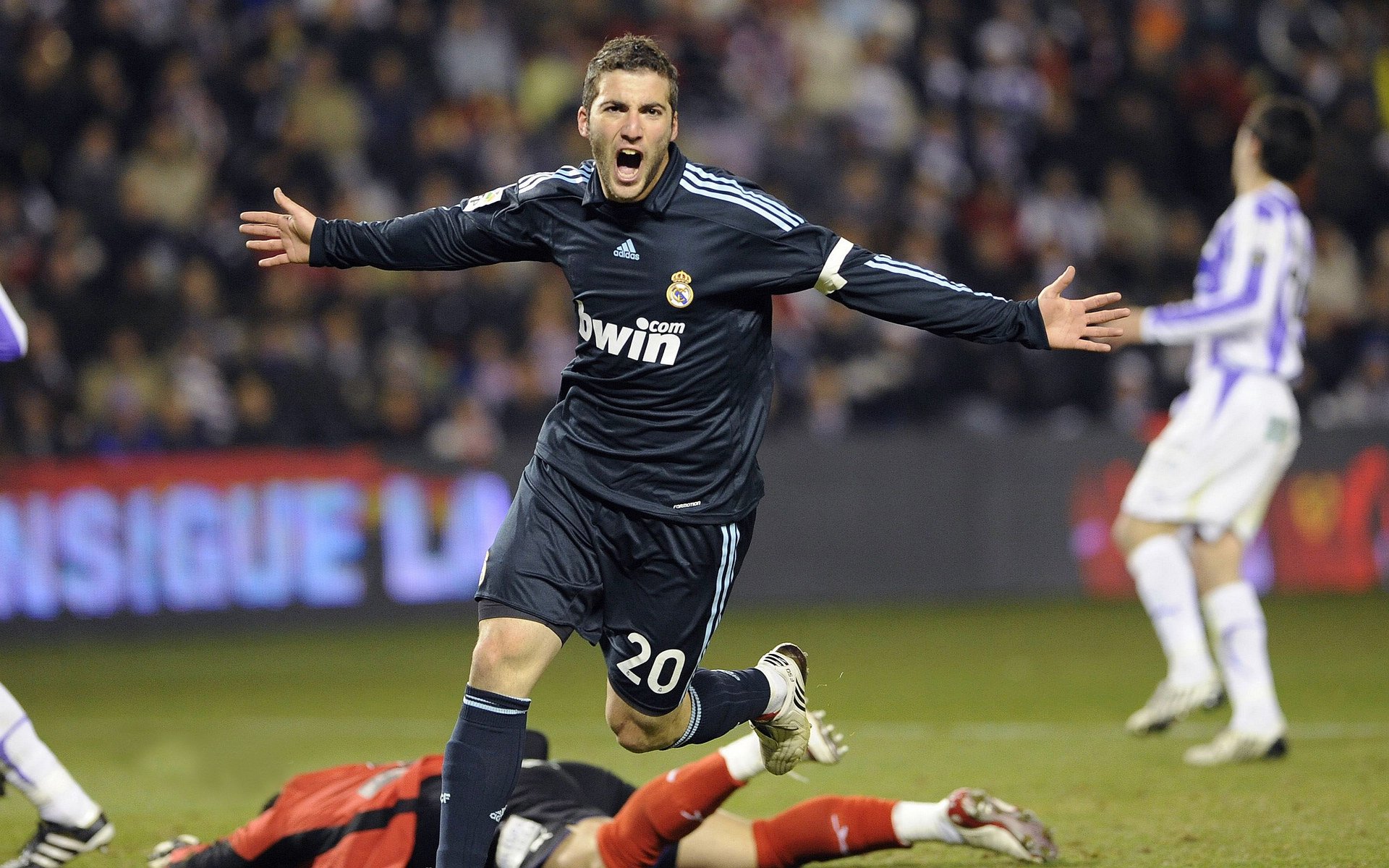 当三狮军团席卷桑巴之舞，姆巴佩的统治力如何重塑英巴对决